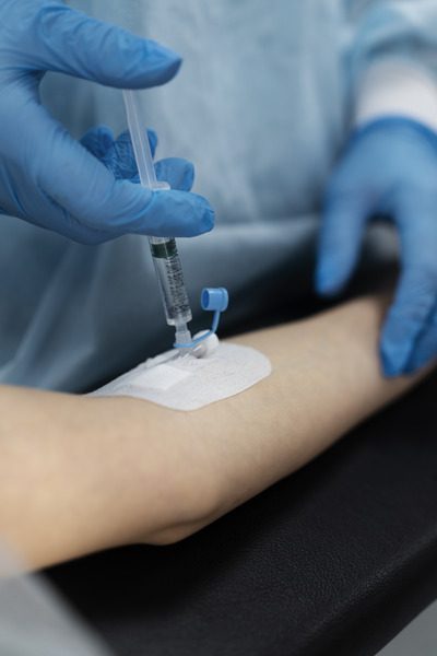 doctor injecting anesthesia patient s arm (1)